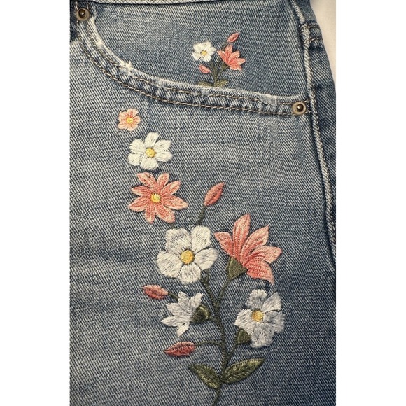 Time & True Jean Shorts Woman's Size 8 Blue Denim Distressed Embroidered Flowers - Picture 4 of 11